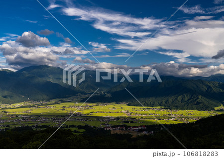 《新潟県》夏の南魚沼の田園風景・魚沼スカイラインの眺望 《新潟県》夏の南魚沼の田園風景・魚沼スカイラインの眺望 106818283