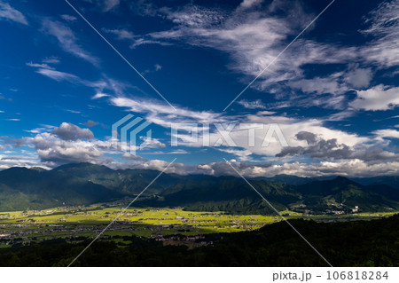 《新潟県》夏の南魚沼の田園風景・魚沼スカイラインの眺望 《新潟県》夏の南魚沼の田園風景・魚沼スカイラインの眺望 106818284