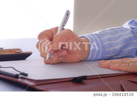 書類を記入する女性 106818510