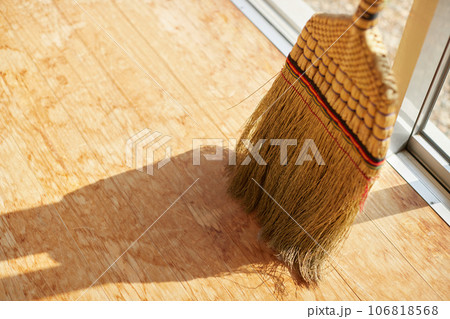 和風の家の廊下の床と箒の風景 106818568
