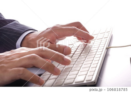 キーボードを打つスーツ姿の男性の手元 キーボードを打つスーツ姿の男性の手元 106818785
