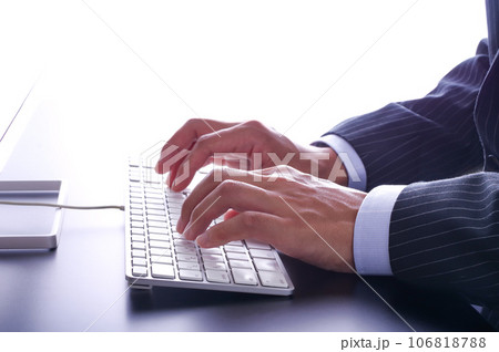 キーボードを打つスーツ姿の男性の手元 キーボードを打つスーツ姿の男性の手元 106818788