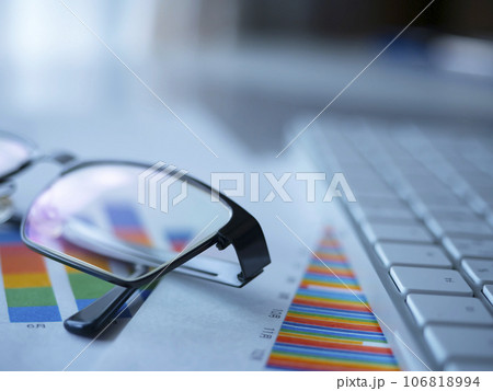 テーブルに置かれたグラフ、キーボードとメガネ テーブルに置かれたグラフ、キーボードとメガネ 106818994