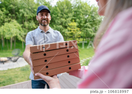 Courier man express grocery delivery to female customer. 106818997