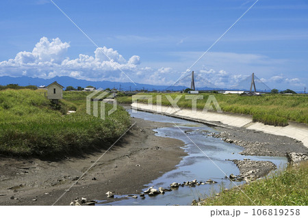青い空と白い雲、8月みやま市飯江川の夏景色 106819258