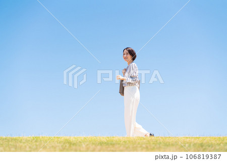 青空　ビジネス　女性 106819387