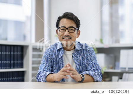 カメラ目線のメガネをかけた50代の男性 カメラ目線のメガネをかけた50代の男性 106820192
