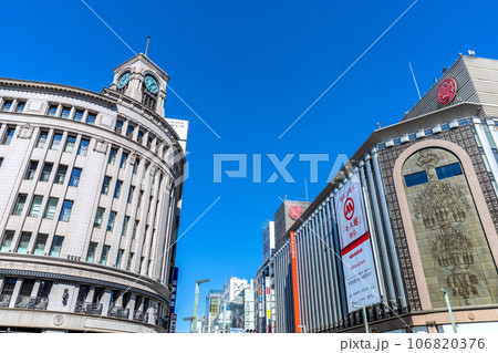 日本の東京都市景観 新たな時代…。銀座に広がる青空。脱コロナ。希望の時代へ 日本の東京都市景観 新たな時代…。銀座に広がる青空。脱コロナ。希望の時代へ 106820376