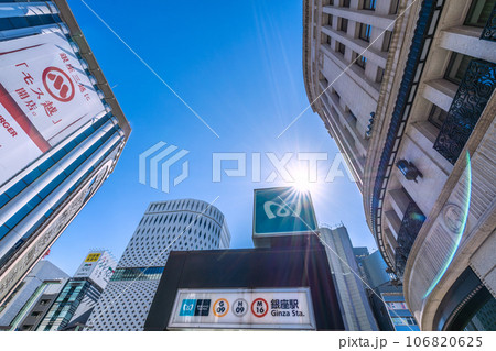 日本の東京都市景観 新たな時代…。銀座に広がる青空。脱コロナ。日本の叡智… 106820625