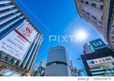 日本の東京都市景観 新たな時代…。銀座に広がる青空。脱コロナ。希望の光、明日を信じて 日本の東京都市景観 新たな時代…。銀座に広がる青空。脱コロナ。希望の光、明日を信じて 106820679