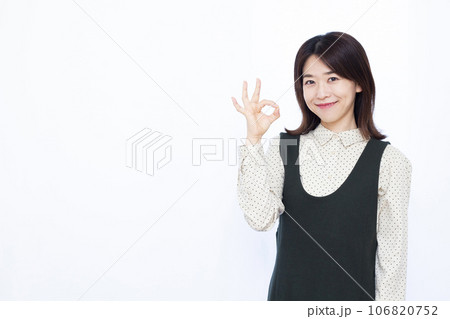白い背景の前でOKサインをしている30代の女性 106820752
