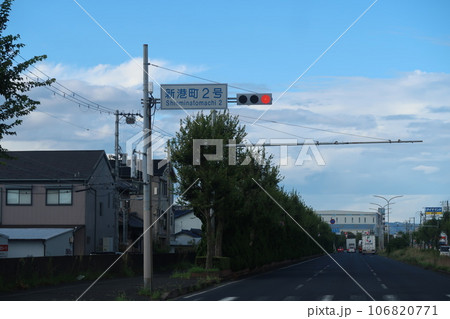 国道沿いの道路から見る道路標識 106820771