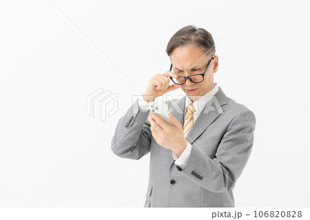 ビジネスマン　老眼鏡　スマホ 106820828