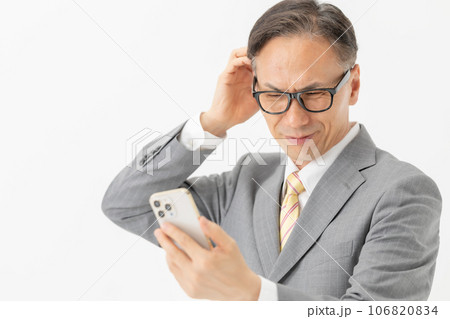ビジネスマン　老眼鏡　スマホ 106820834