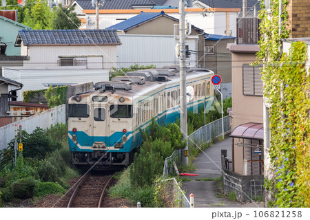 【鳴門線】鳴門駅を出発した普通列車 【鳴門線】鳴門駅を出発した普通列車 106821258