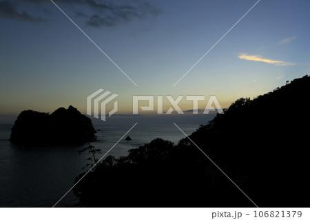 西伊豆の海に沈む夕日 西伊豆の海に沈む夕日 106821379