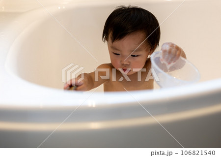 お風呂に入る子供 乳児 お風呂に入る子供 乳児 106821540