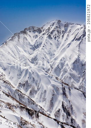 北アルプスの唐松岳の雪山登山　唐松岳から見る五竜岳 106821972
