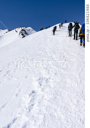 北アルプスの唐松岳の雪山登山 唐松山荘を目指す登山者 北アルプスの唐松岳の雪山登山 唐松山荘を目指す登山者 106821988
