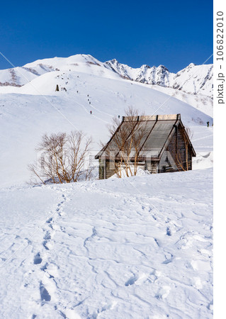 北アルプスの唐松岳の雪山登山 石神井ケルンから唐松岳を見上げる 北アルプスの唐松岳の雪山登山 石神井ケルンから唐松岳を見上げる 106822010