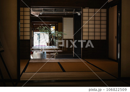 坪庭は日本の建物の中にある伝統的な小規模な庭 坪庭は日本の建物の中にある伝統的な小規模な庭 106822509