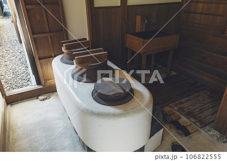 土間とは日本の昔の家屋でよく見られたつくりで独特な意匠をもつ釜と木製の蓋と鍋が設置されている, 土間とは日本の昔の家屋でよく見られたつくりで独特な意匠をもつ釜と木製の蓋と鍋が設置されている, 106822555