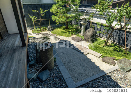 よく晴れた日の日本の伝統的な庭 106822631