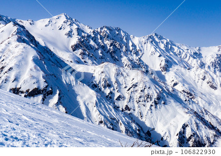 北アルプスの唐松岳の雪山登山　白馬三山 106822930