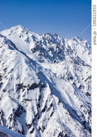 北アルプスの唐松岳の雪山登山　白馬三山 106822935
