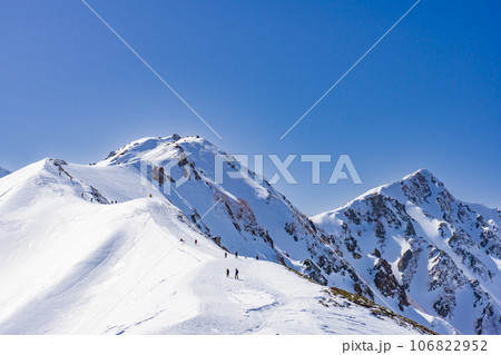 北アルプスの唐松岳の雪山登山 八方尾根から唐松岳山頂を望む 北アルプスの唐松岳の雪山登山 八方尾根から唐松岳山頂を望む 106822952