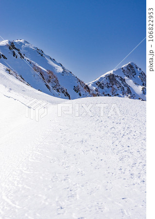 北アルプスの唐松岳の雪山登山 八方尾根から唐松岳山頂を望む 北アルプスの唐松岳の雪山登山 八方尾根から唐松岳山頂を望む 106822953