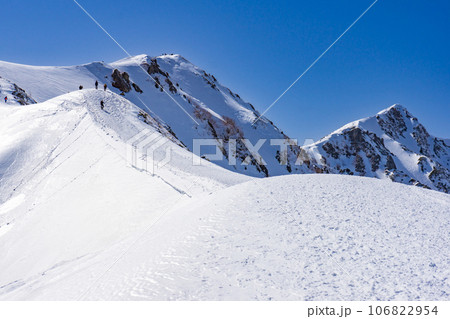 北アルプスの唐松岳の雪山登山　八方尾根から唐松岳山頂を望む 106822954