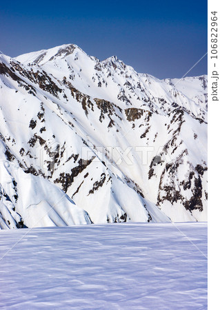 北アルプスの唐松岳の雪山登山 唐松山荘から望む白馬鑓ヶ岳 北アルプスの唐松岳の雪山登山 唐松山荘から望む白馬鑓ヶ岳 106822964