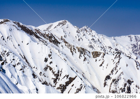 北アルプスの唐松岳の雪山登山 唐松山荘から望む白馬鑓ヶ岳 北アルプスの唐松岳の雪山登山 唐松山荘から望む白馬鑓ヶ岳 106822966