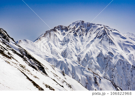 北アルプスの唐松岳の雪山登山　唐松山荘から望む五竜岳 106822968