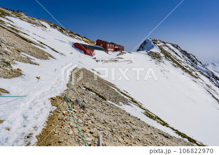 北アルプスの唐松岳の雪山登山　唐松山荘 106822970