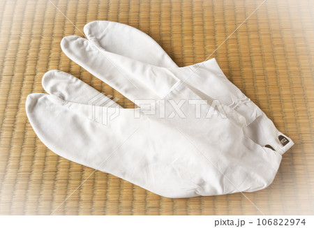 畳に置かれた足袋　白足袋　四枚こはぜ 106822974