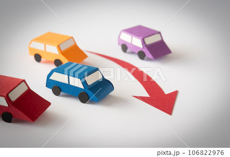 自動車と矢印 自動車関係諸税 車 購入 査定 下取り 自動車税 右肩下がり 自動車と矢印 自動車関係諸税 車 購入 査定 下取り 自動車税 右肩下がり 106822976