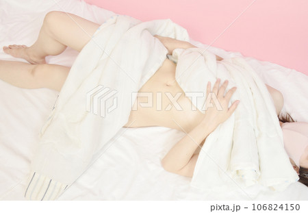 裸でシーツをまとう女性 裸でシーツをまとう女性 106824150
