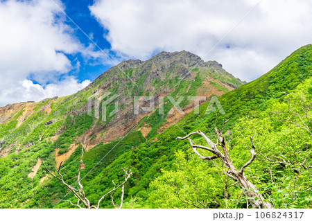 長野県の夏の八ヶ岳登山 赤岳の山頂 長野県の夏の八ヶ岳登山 赤岳の山頂 106824317