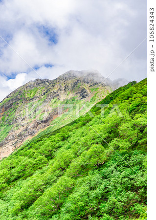 長野県の夏の八ヶ岳登山 赤岳の山頂 長野県の夏の八ヶ岳登山 赤岳の山頂 106824343