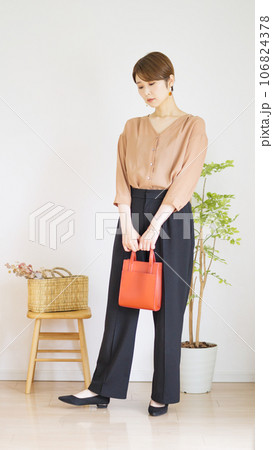 女性秋服のファッションコーディネート全身(縦向き) 女性秋服のファッションコーディネート全身(縦向き) 106824378
