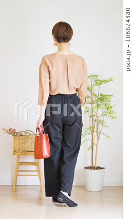 女性秋服のファッションコーディネート全身（縦向き） 106824380