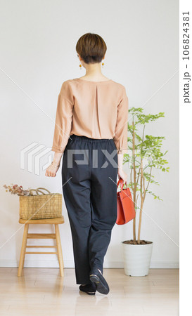 女性秋服のファッションコーディネート全身（縦向き） 106824381