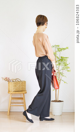 女性秋服のファッションコーディネート全身（縦向き） 106824383