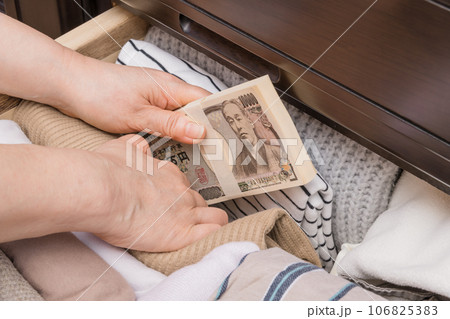 【たんすに札束を隠す主婦】 106825383