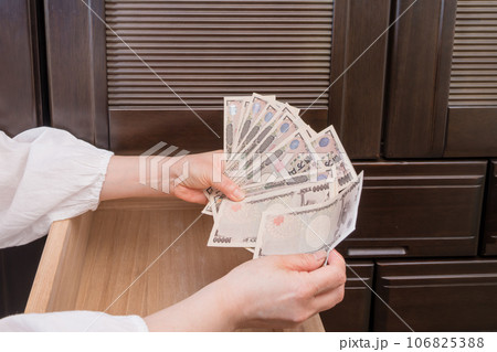 【主婦がたんすの引き出しに一万円札を隠す】 106825388