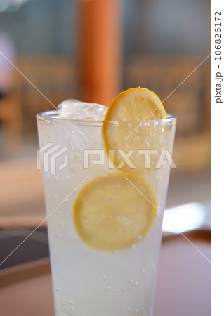 A glass of iced lemonade soda with lemon 106826172