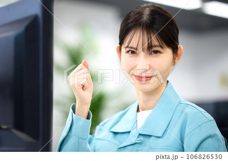 パソコンを操作する作業着を着た女性 パソコンを操作する作業着を着た女性 106826530