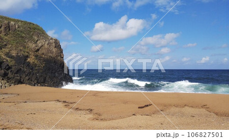 丹後半島の砂浜と岩に打ち寄せる波1 106827501